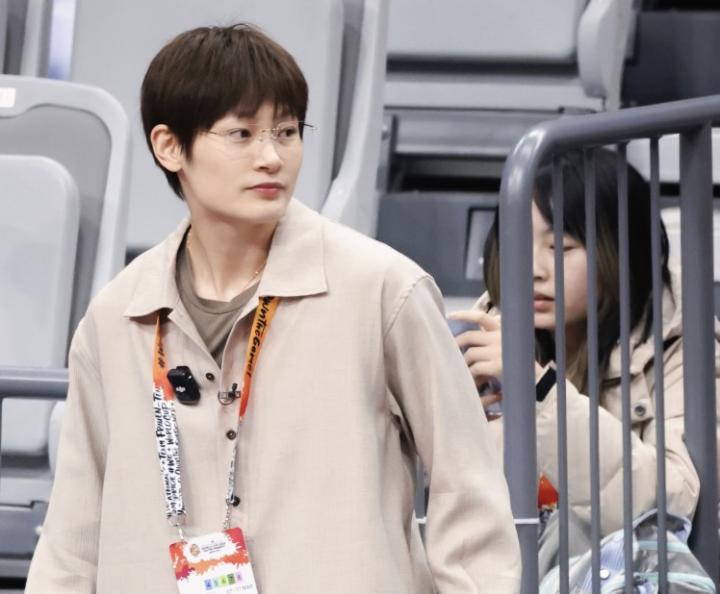 媒体观察:杨力维直言集训模式局限;职业球员需平衡生活与训练。 体育新闻