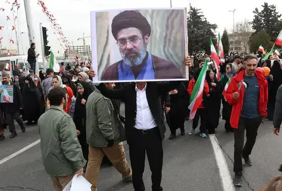 伊朗高层遇袭惊魂;泄露录音揭秘穆杰塔巴死里逃生细节。 新闻