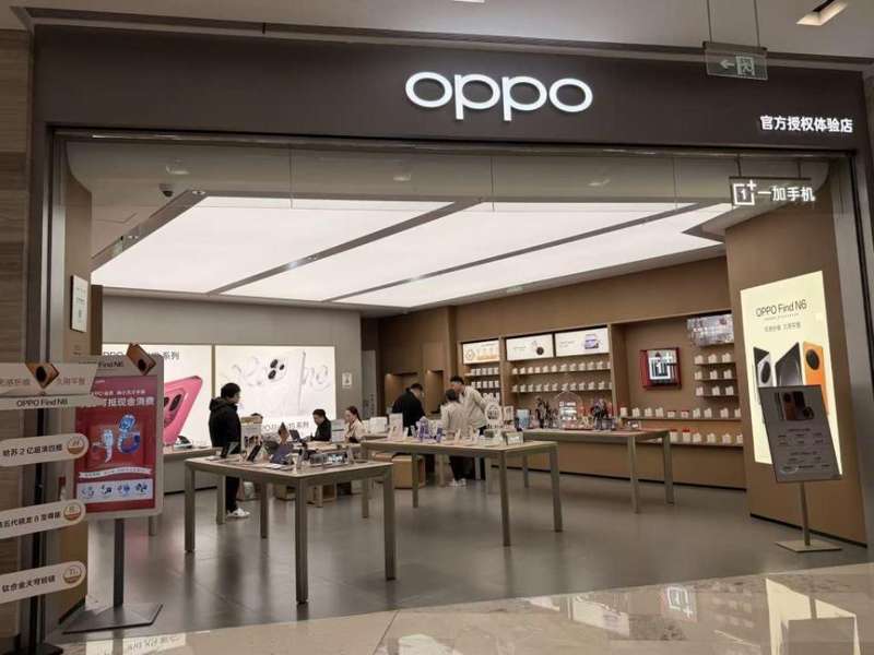  手机定价策略调整引发市场热议；消费者分层明显，高端需求相对稳健。 手机评测