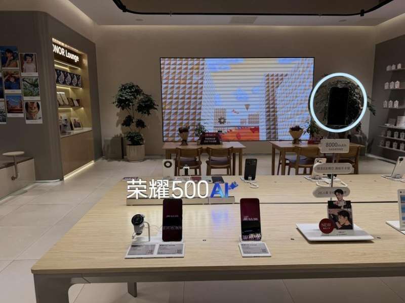  手机定价策略调整引发市场热议；消费者分层明显，高端需求相对稳健。 手机评测