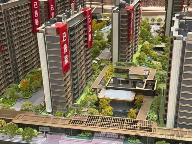  上海闵行小区会所实景宣传遭质疑，业主发现交付标准大变样。 房产家居