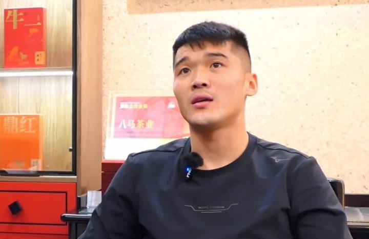 号码传承与赛场心智:钟义浩职业生涯的哲学重构 体育新闻