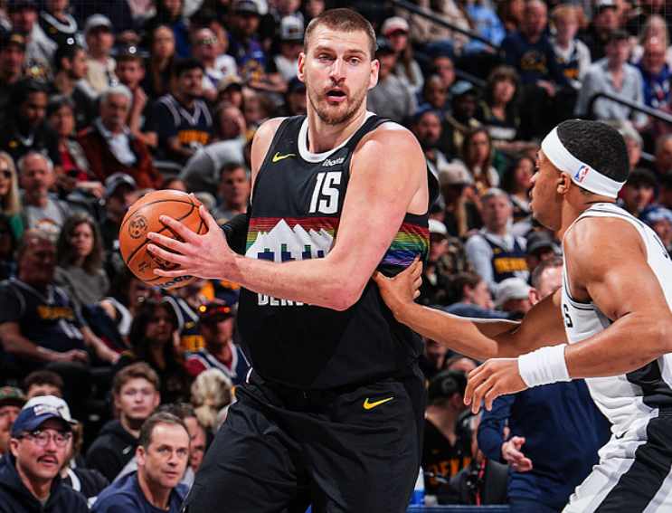 连胜终结的遗憾:两位顶级内线的宿命对决与成长痛点 体育新闻