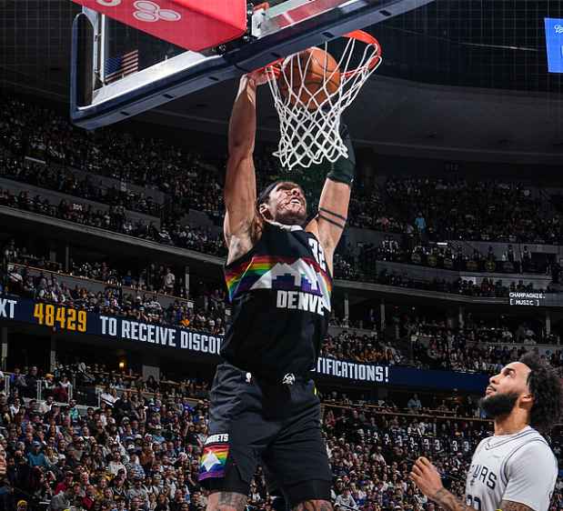 连胜终结的遗憾:两位顶级内线的宿命对决与成长痛点 体育新闻