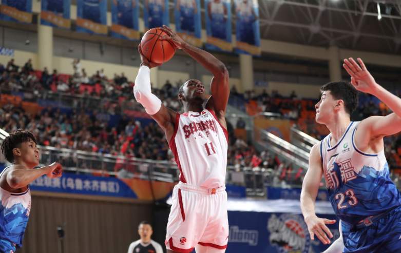  新疆攻防两端持续低迷：葛昭宝10中9高效砍21+8，山西内外开花三节定胜局 体育新闻