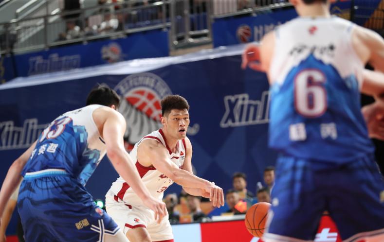  新疆攻防两端持续低迷：葛昭宝10中9高效砍21+8，山西内外开花三节定胜局 体育新闻