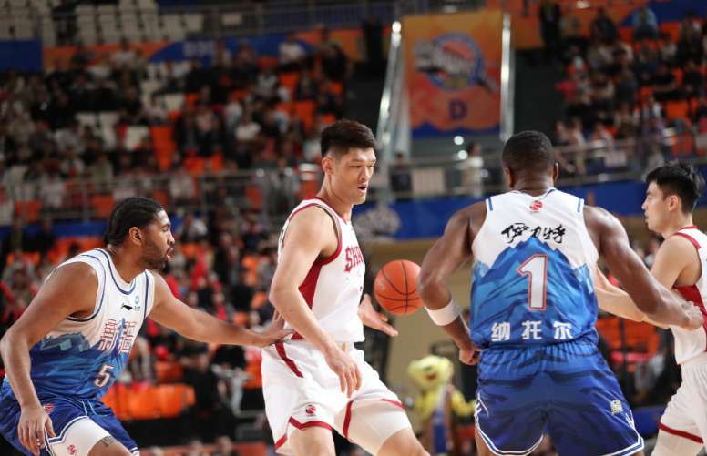  新疆攻防两端持续低迷：葛昭宝10中9高效砍21+8，山西内外开花三节定胜局 体育新闻