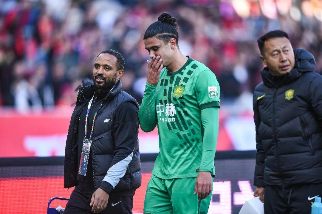  【战术复盘】国安铁人之败：伤病潮下的防守困局与技术瓶颈深度解析 体育新闻