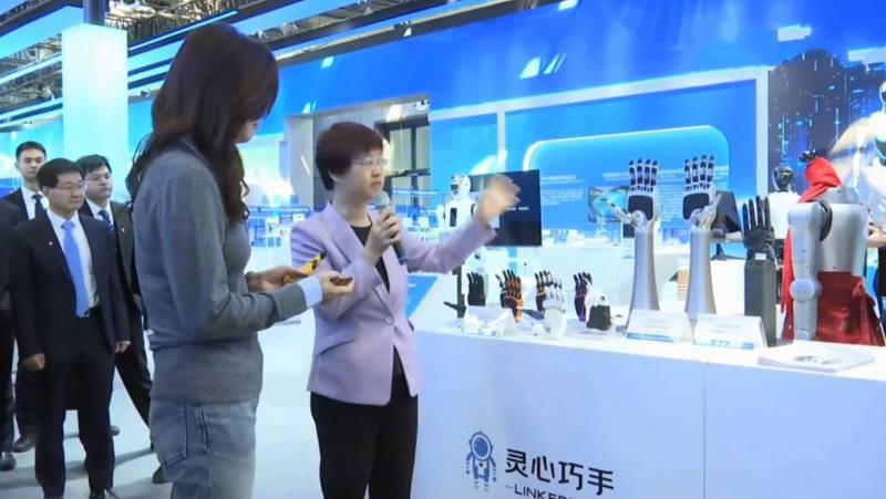 她穿了一件普通开衫去中关村,却让所有人记住了「松弛感」 时尚用品