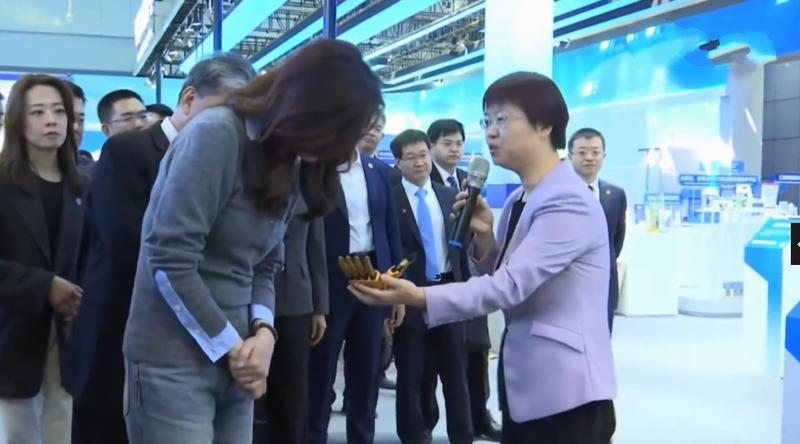 她穿了一件普通开衫去中关村,却让所有人记住了「松弛感」 时尚用品